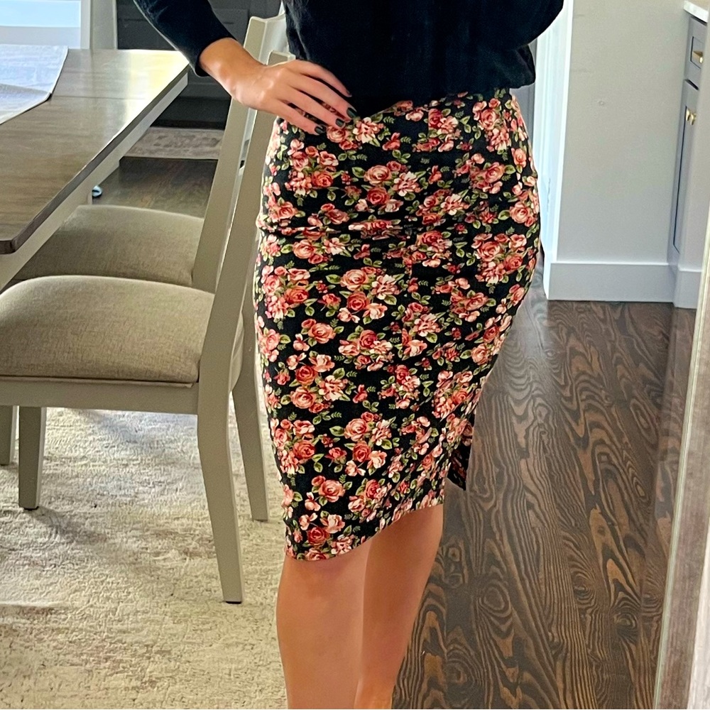 FOREVER 21 FLORAL PENCIL SKIRT